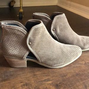 ADAM TUCKER BY ME TOO
TATE BOOTIE: SIZE 10